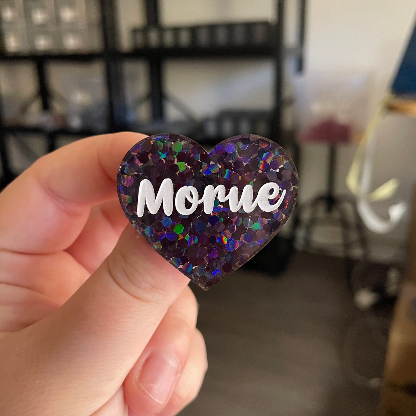 Broche "Morue" en acrylique transparente avec des confettis noirs