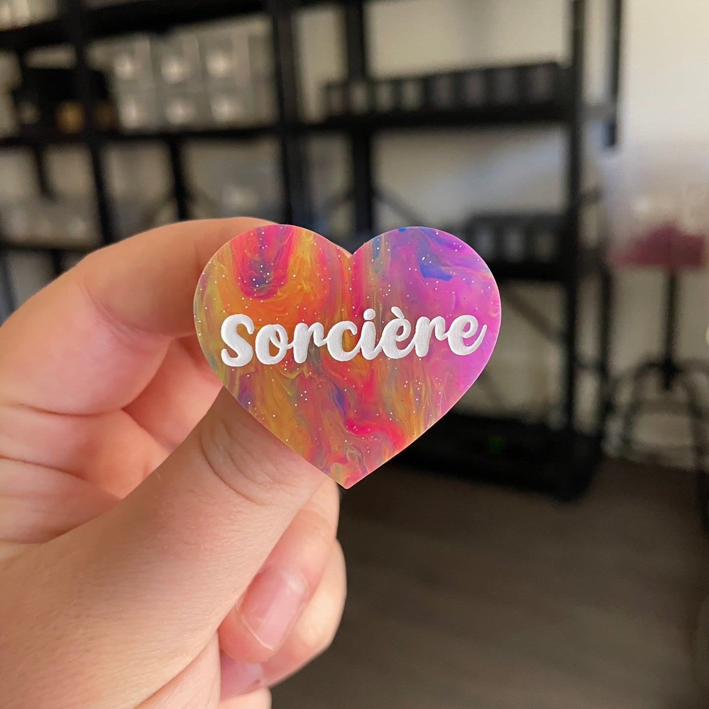 Broche "Sorcière" en acrylique semi transparente marbrée multicolore