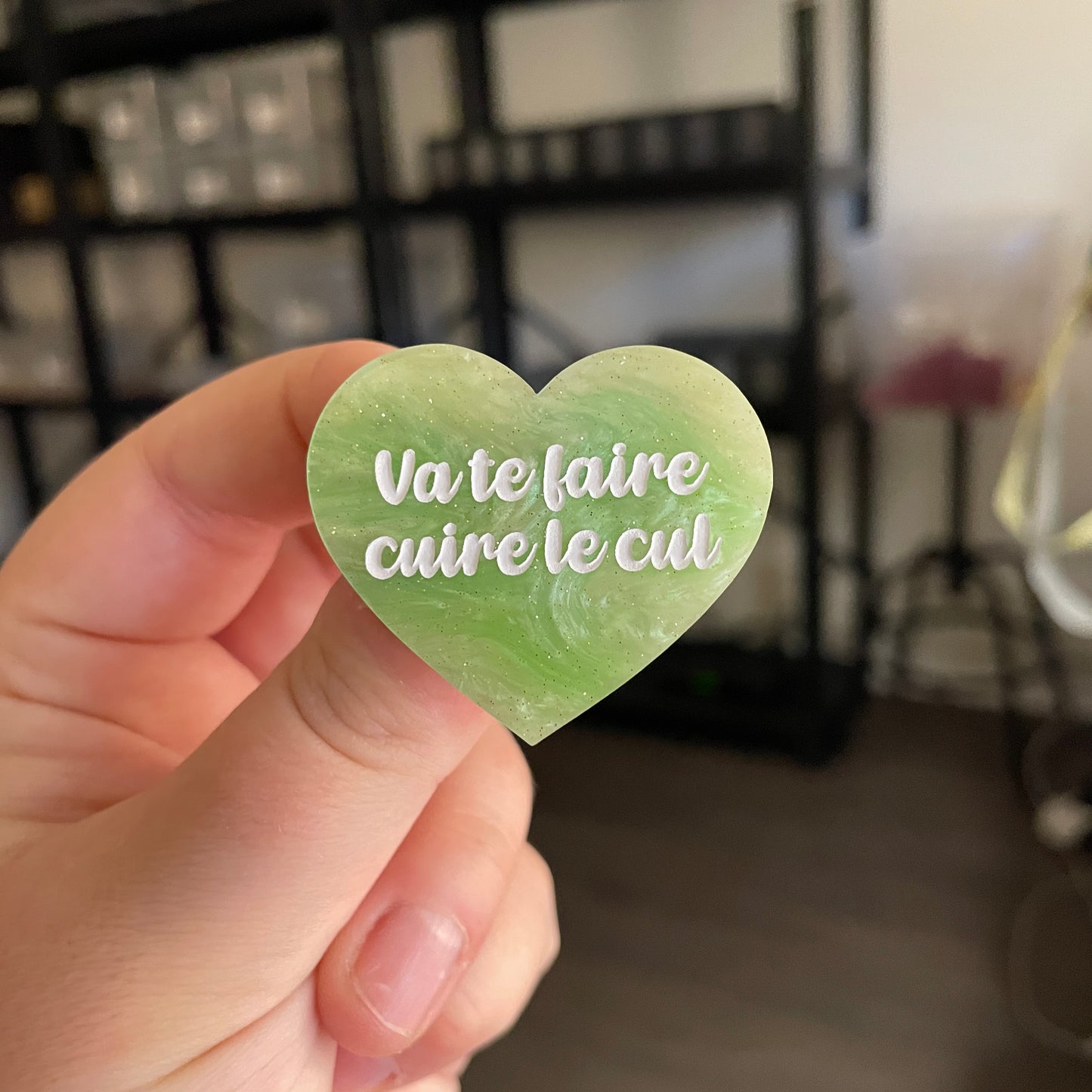 Broche "Va te faire cuire le cul" en acrylique marbrée verte à paillettes