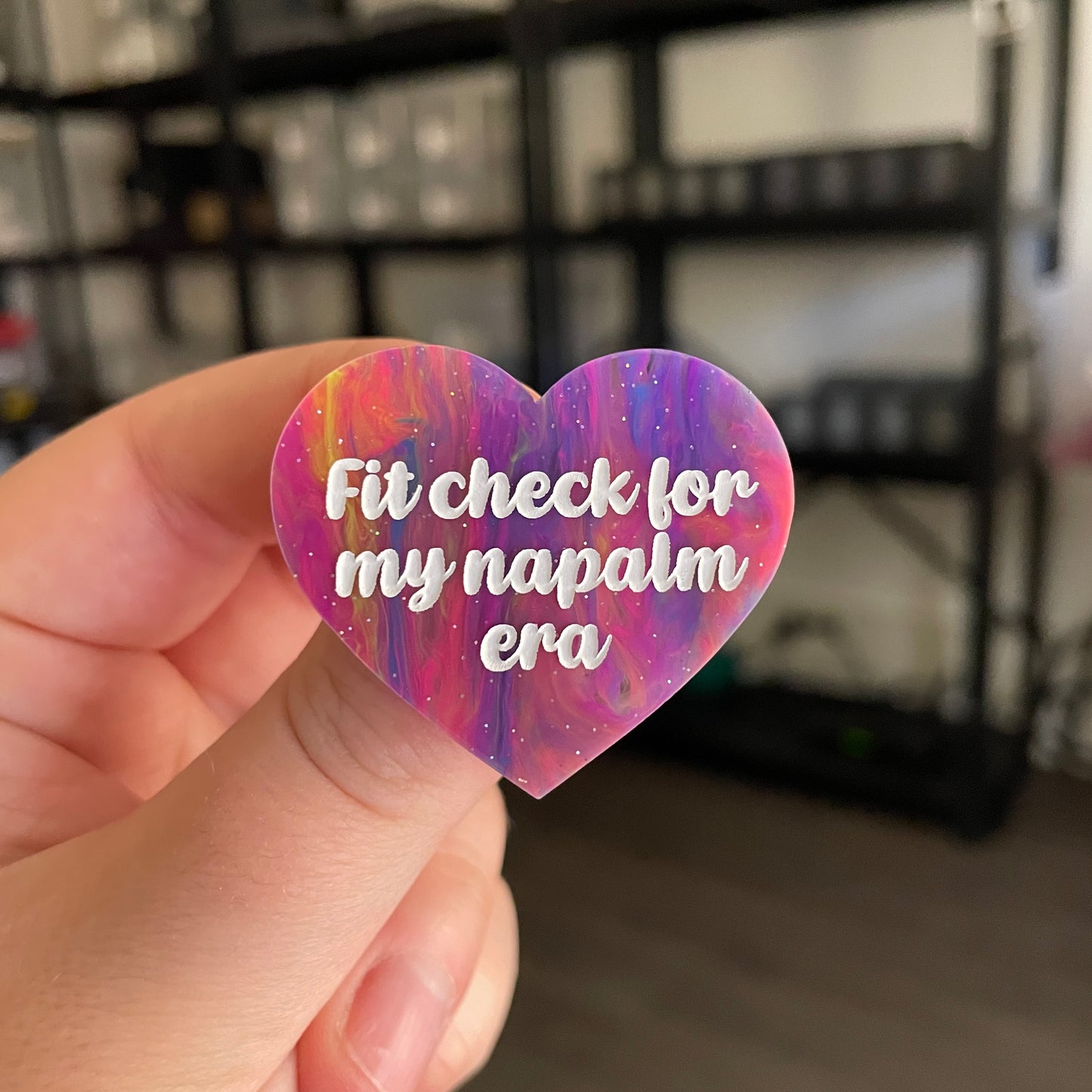 Broche "Fit check for my napalm era" en acrylique semi transparente marbrée multicolore