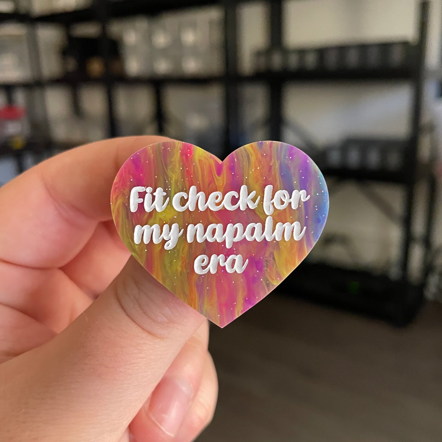 Broche "Fit check for my napalm era" en acrylique semi transparente marbrée multicolore