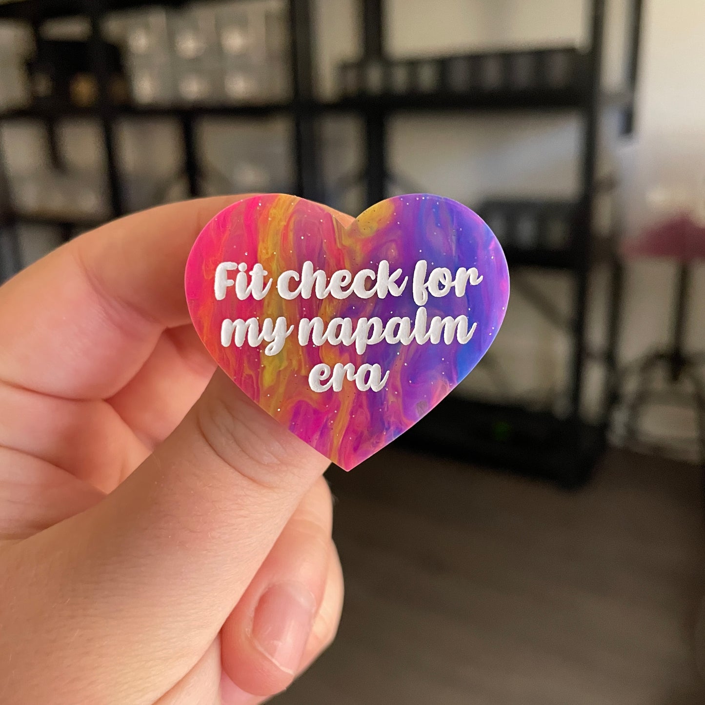 Broche "Fit check for my napalm era" en acrylique semi transparente marbrée multicolore