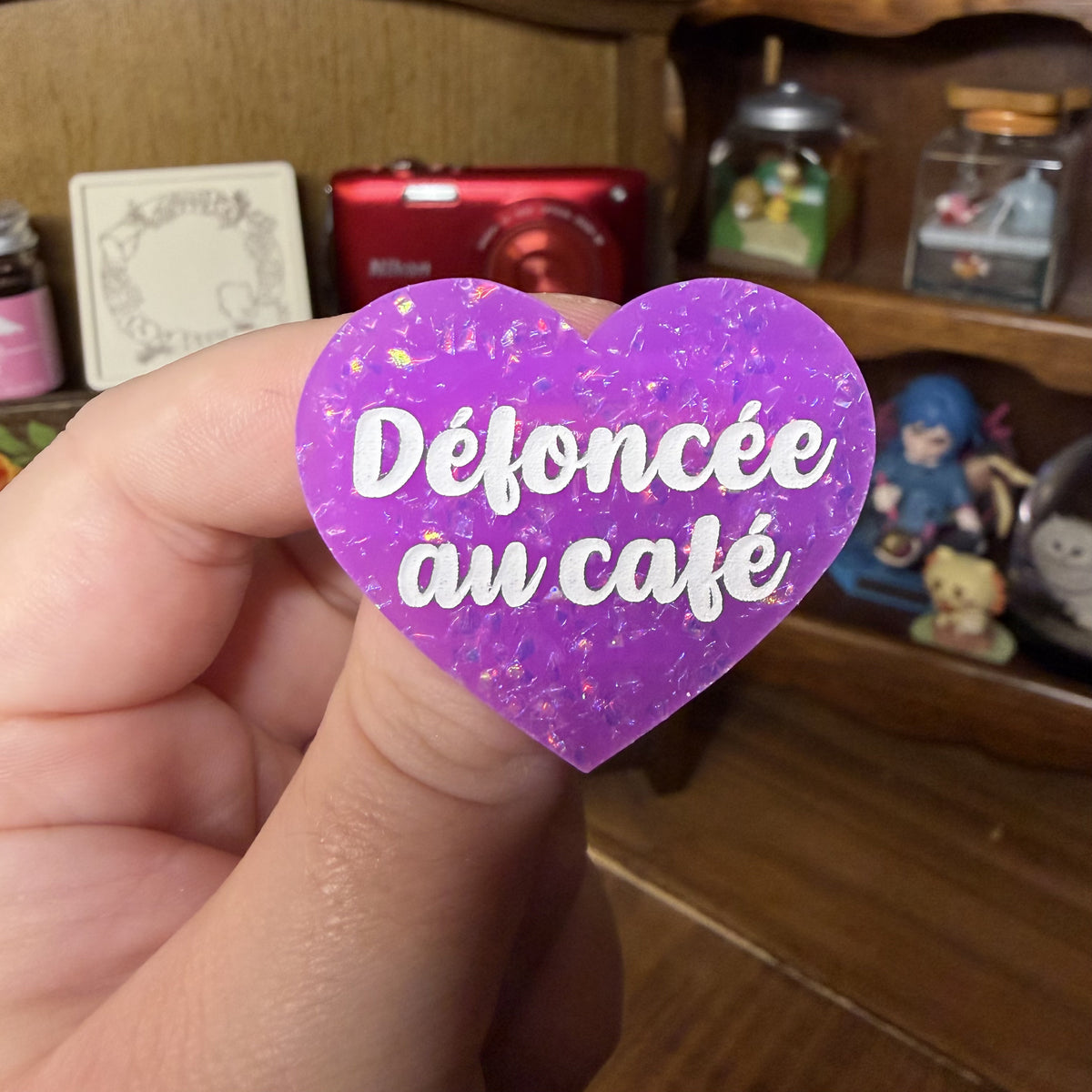 Broche "Défoncée au café" en acrylique violette avec des paillettes holographiques