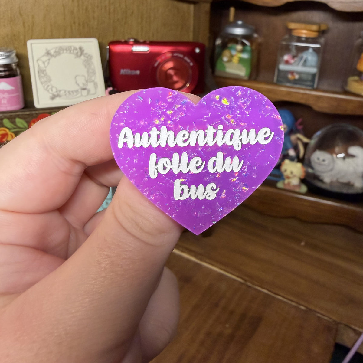 Broche "Authentique folle du bus" en acrylique violette avec des paillettes holographiques