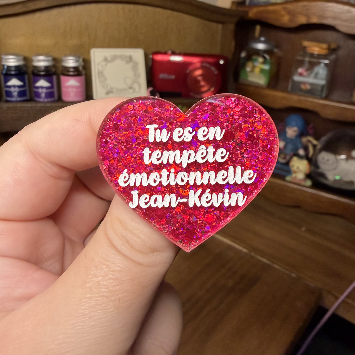 Broche "Tu es en tempête émotionnelle Jean-Kévin" en acrylique à paillettes rouges