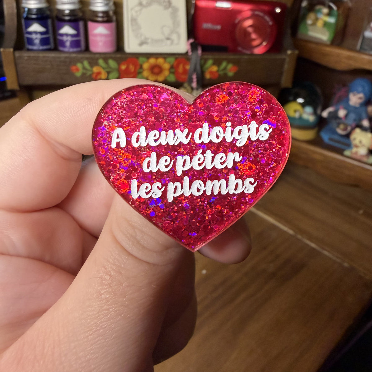Broche "A deux doigts de péter les plombs" en acrylique à paillettes rouges