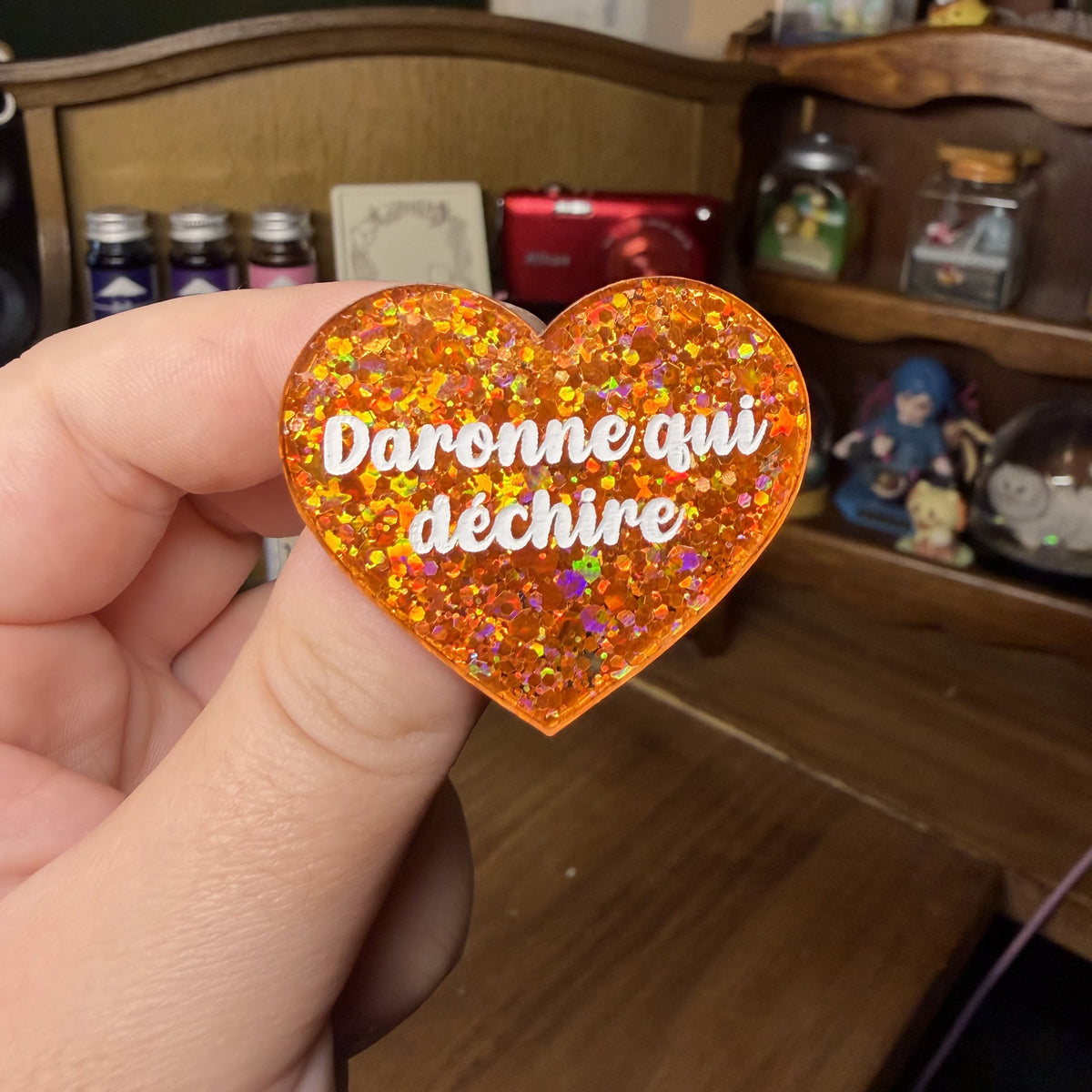 Broche "Daronne qui déchire" en acrylique à paillettes oranges