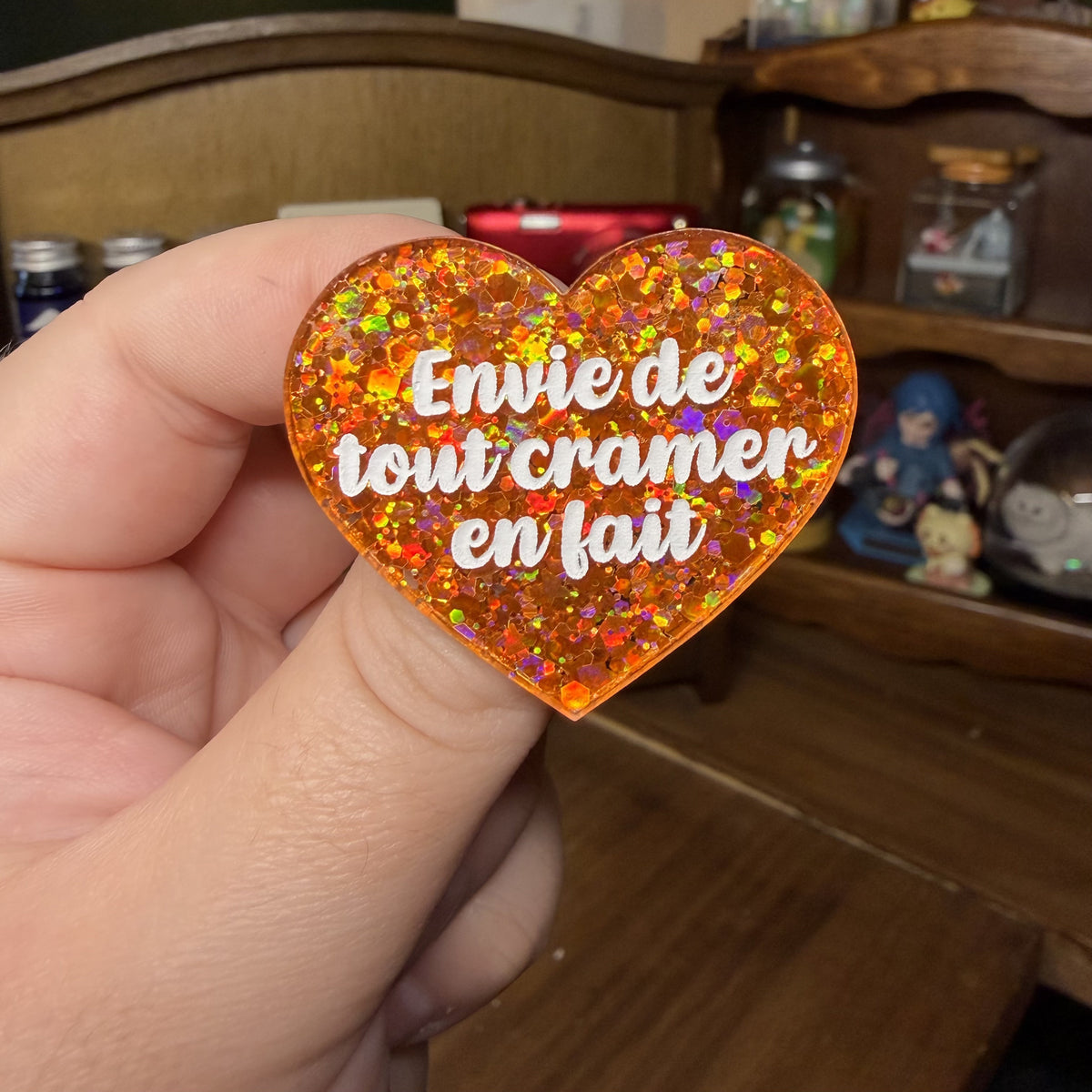 Broche "Envie de tout cramer en fait" en acrylique à paillettes oranges