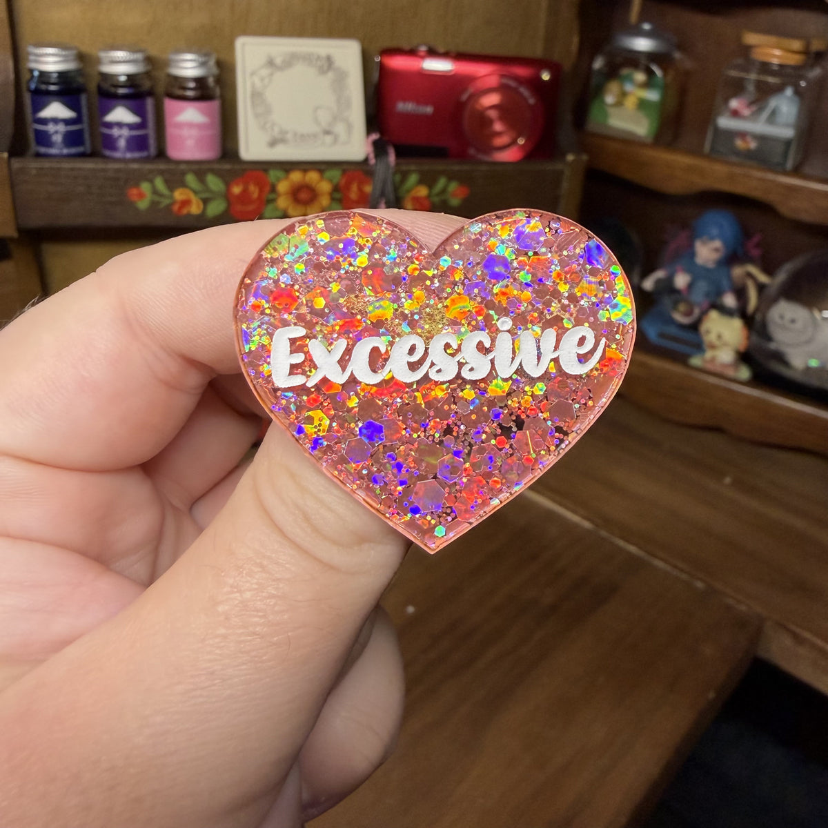 Broche "Excessive" en acrylique semi transparente avec des paillettes corail