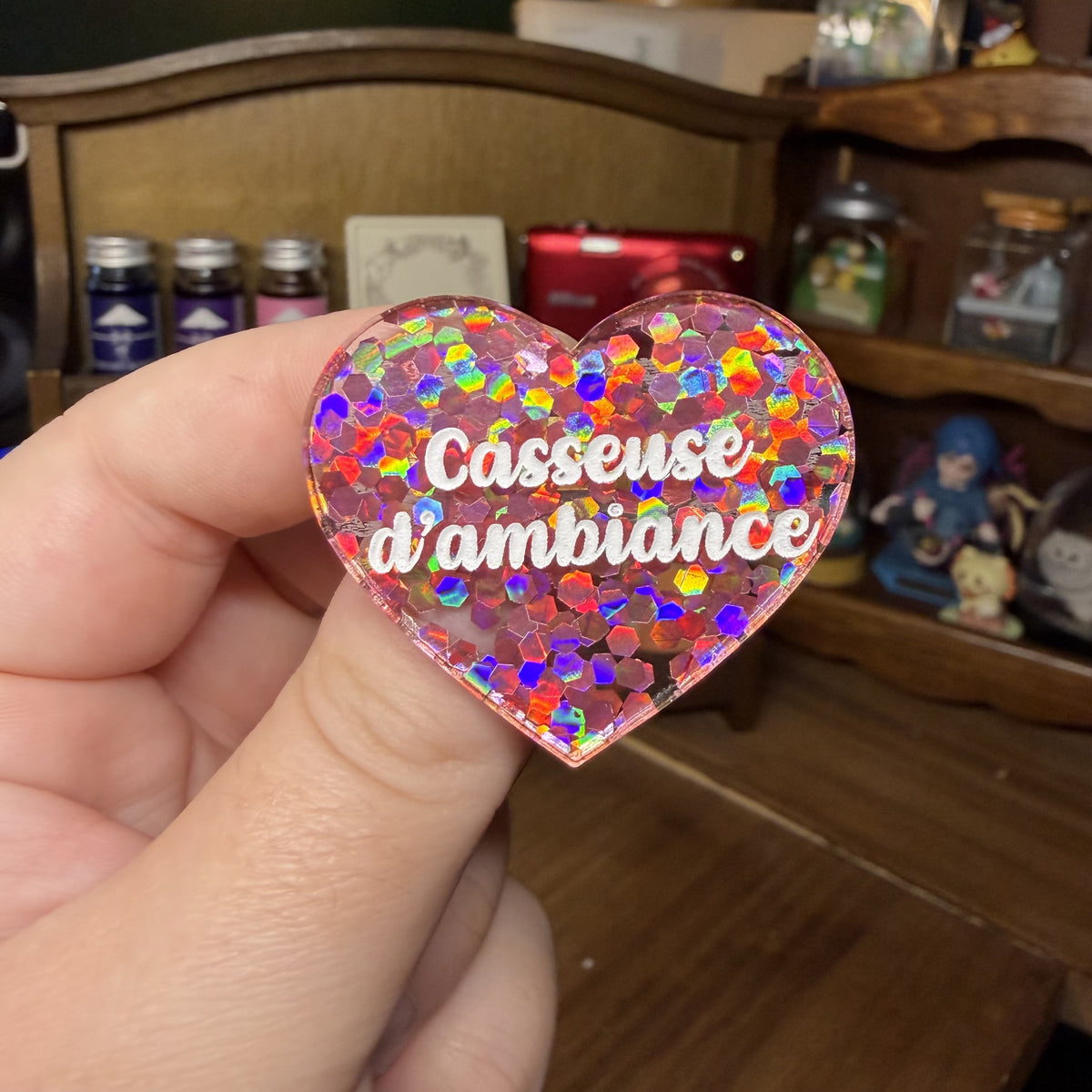 Broche "Casseuse d'ambiance" en acrylique semi transparente avec des confettis corail