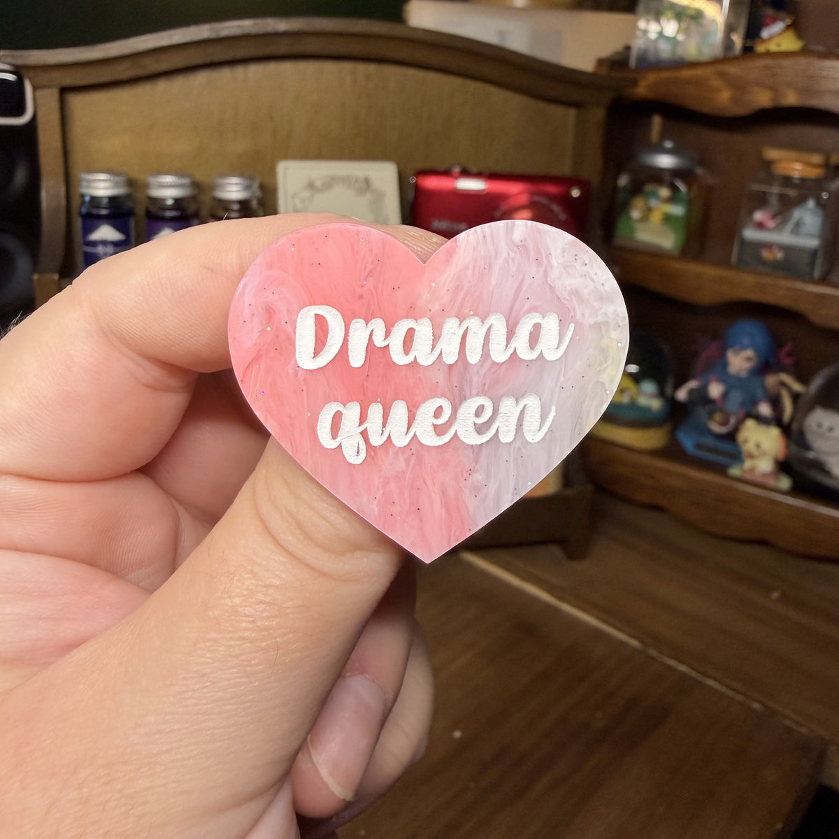 Broche "Drama queen" en acrylique marbrée corail, jaune et blanche à paillettes