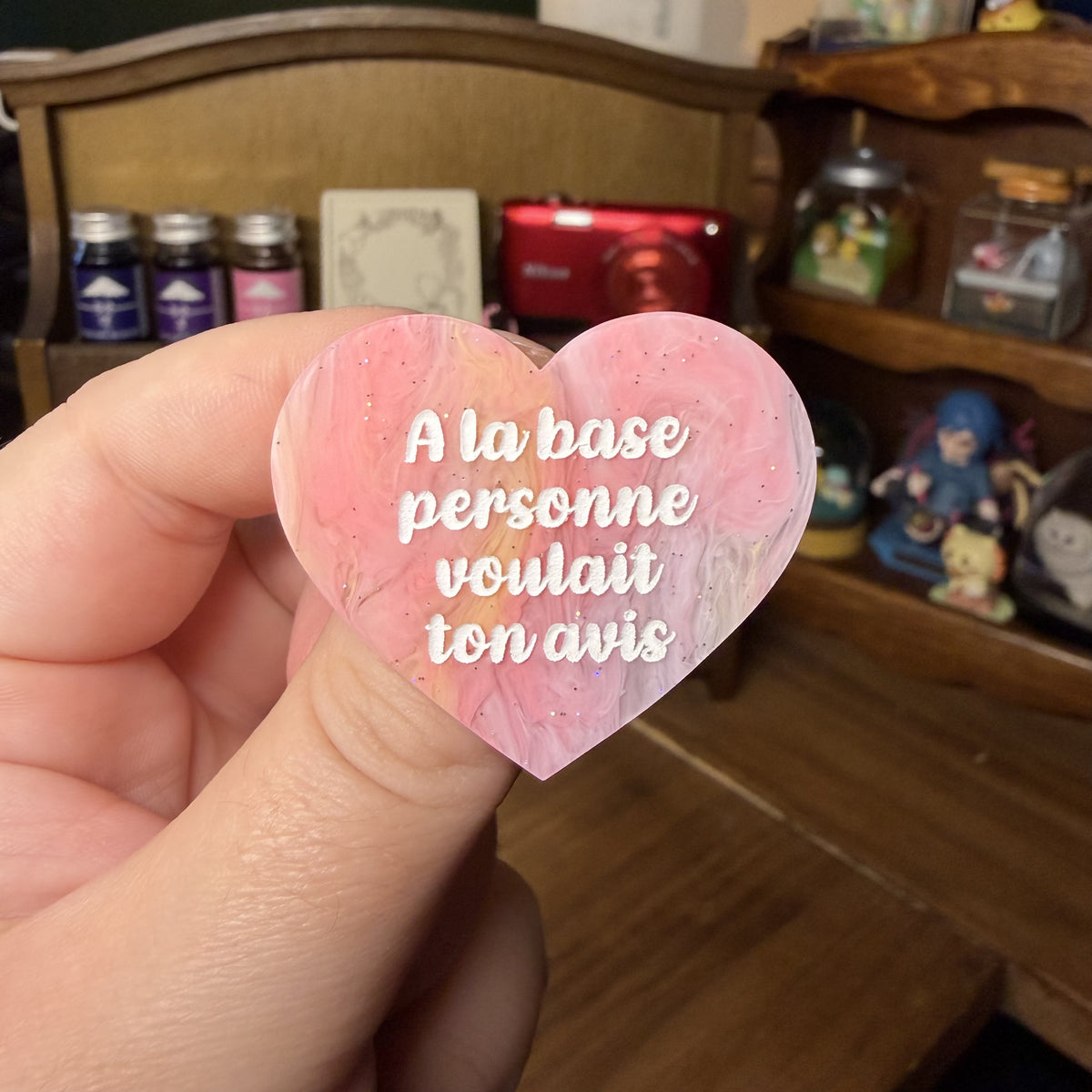 Broche "A la base personne voulait ton avis" en acrylique marbrée corail, jaune et blanche à paillettes