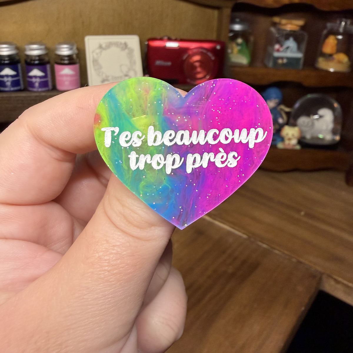 Broche "T'es beaucoup trop près" en acrylique semi transparente marbrée multicolore