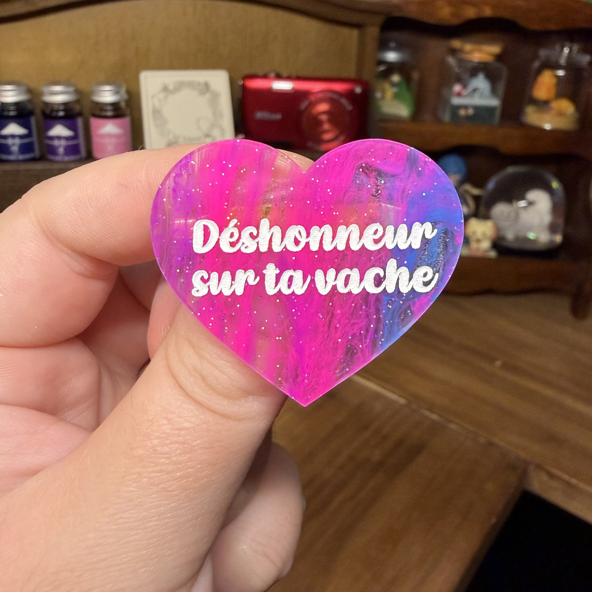 Broche "Déshonneur sur ta vache" en acrylique semi transparente marbrée multicolore