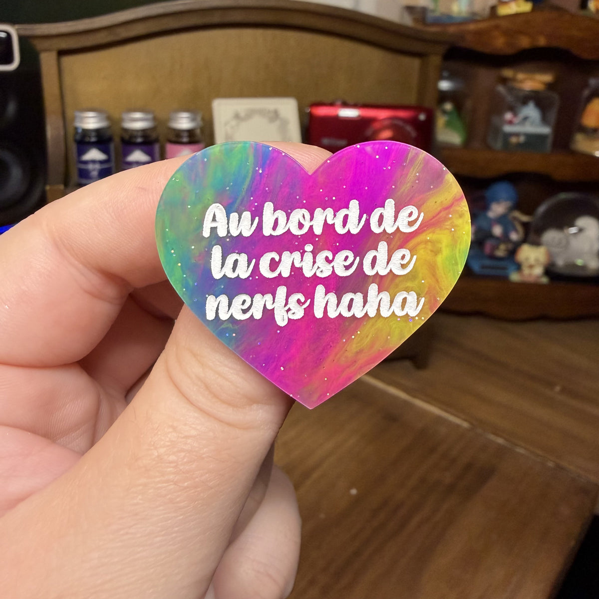 Broche "Au bord de la crise de nerfs haha" en acrylique semi transparente marbrée multicolore