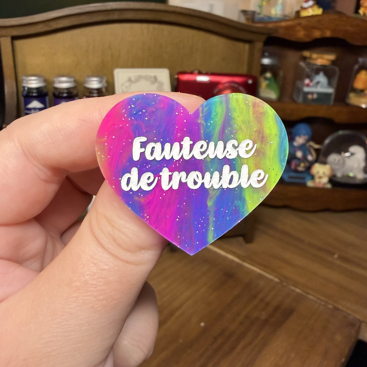 Broche "Fauteuse de trouble" en acrylique semi transparente marbrée multicolore