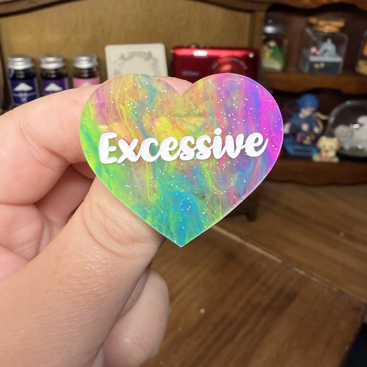 Broche "Excessive" en acrylique semi transparente marbrée multicolore