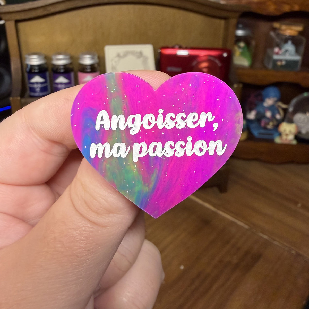 Broche "Angoisser, ma passion" en acrylique semi transparente marbrée multicolore