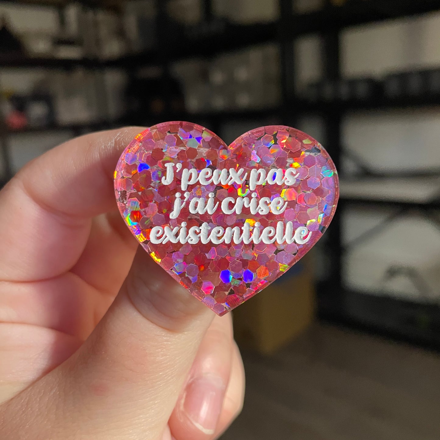 Broche "J'peux pas j'ai crise existentielle" en acrylique semi transparente avec des confettis corail