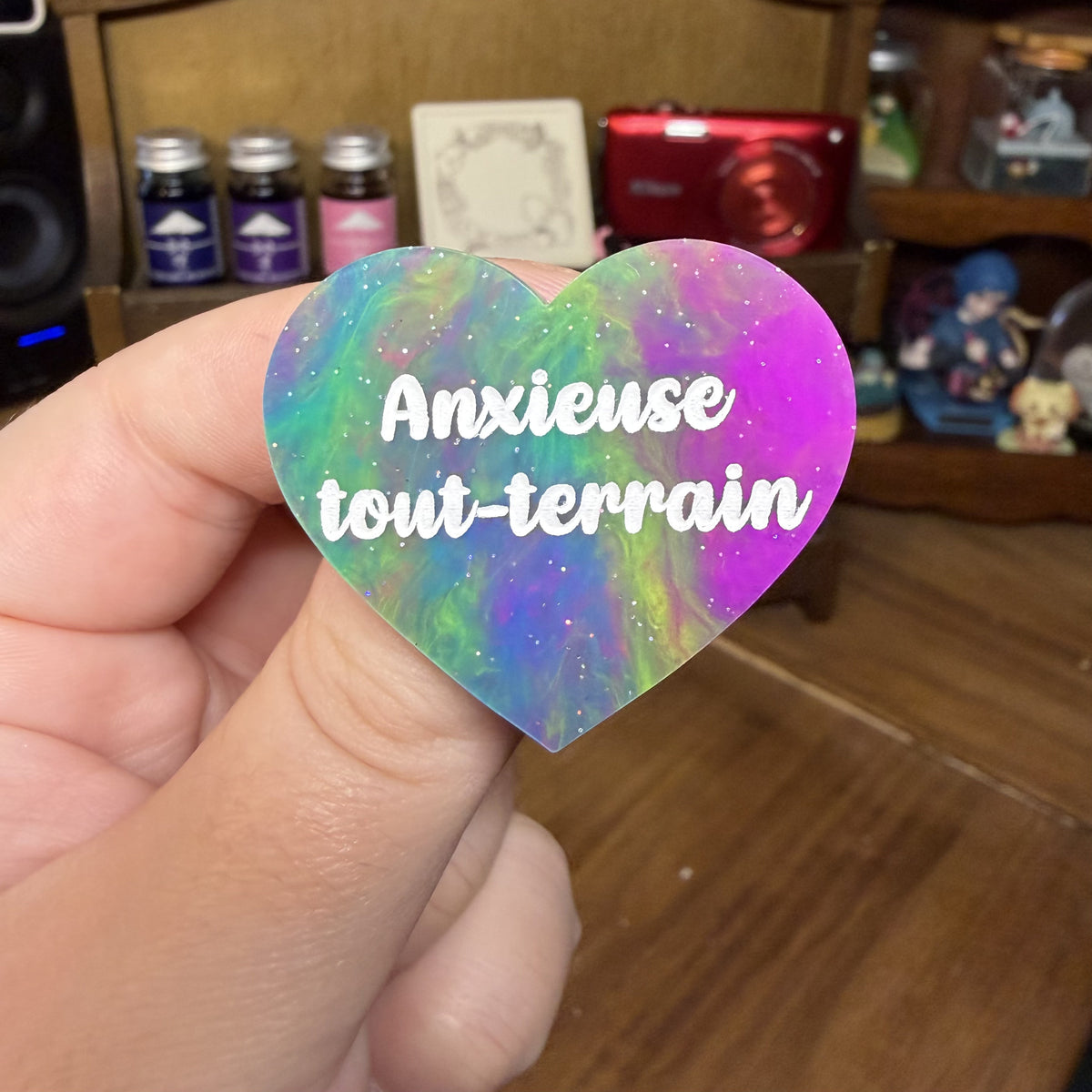 Broche "Anxieuse tout-terrain" en acrylique semi transparente marbrée multicolore
