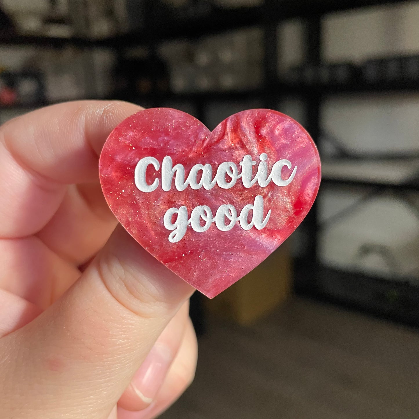 Broche "Chaotic good" en acrylique marbrée rose à paillettes