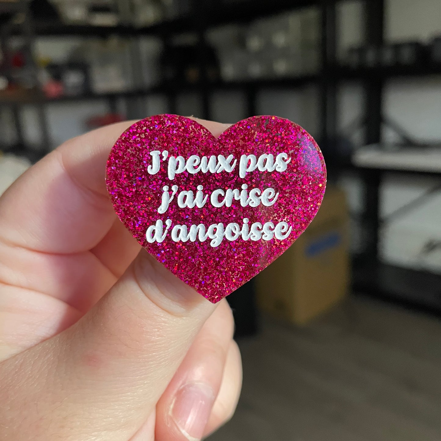 Broche "J'peux pas j'ai crise d'angoisse" en acrylique à paillettes roses