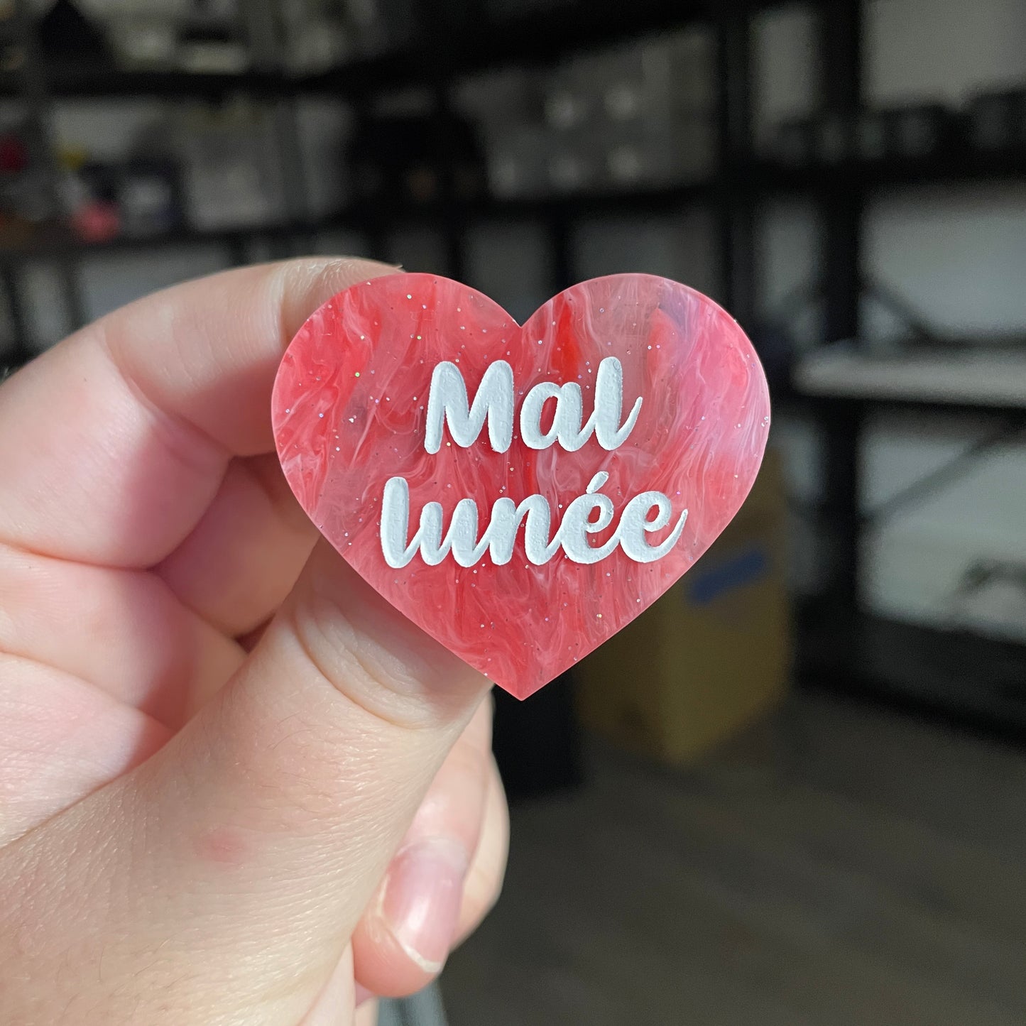 Broche "Mal lunée" en acrylique semi transparente marbrée rouge et rose