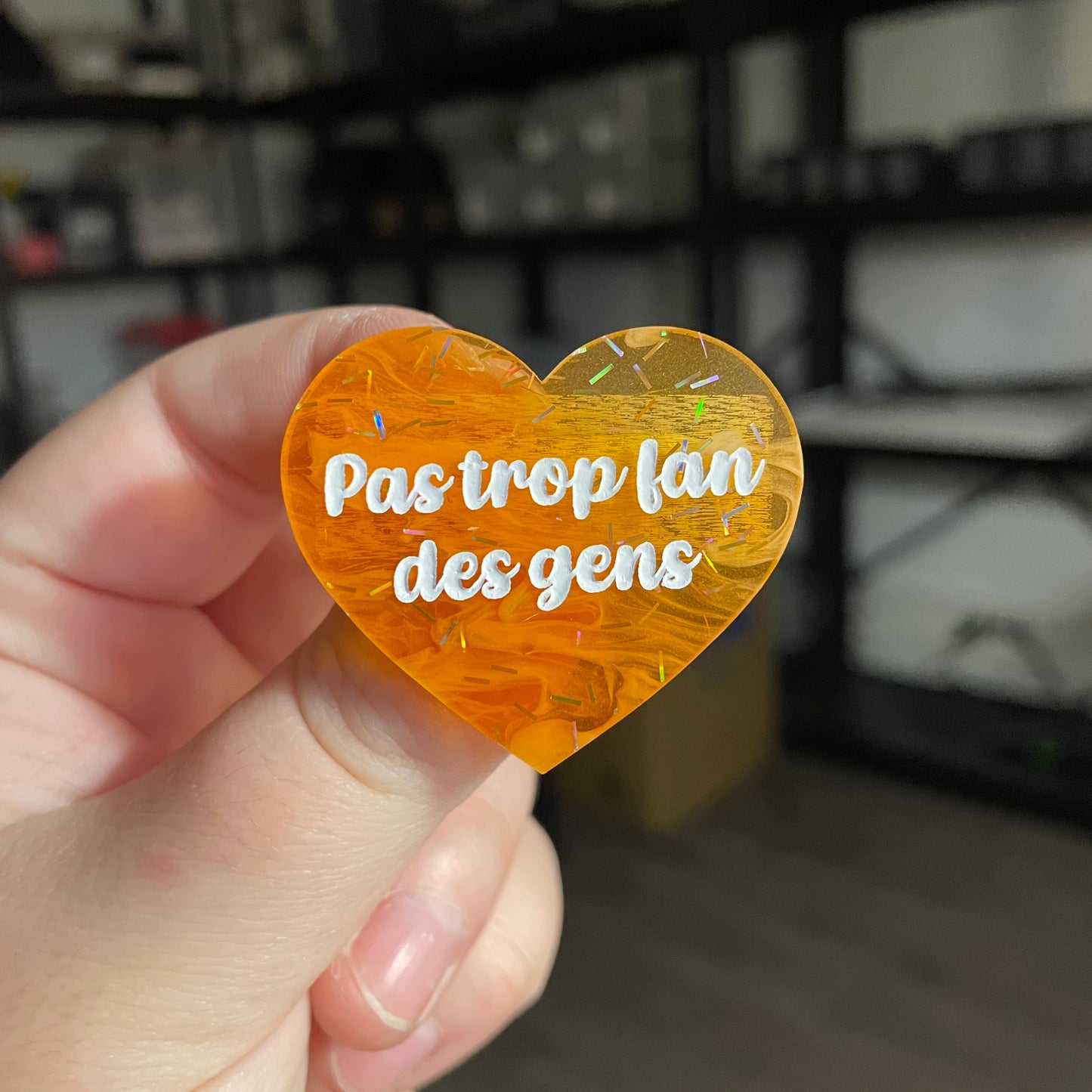 Broche "Pas trop fan des gens" en acrylique japonaise semi transparente orange avec des confettis