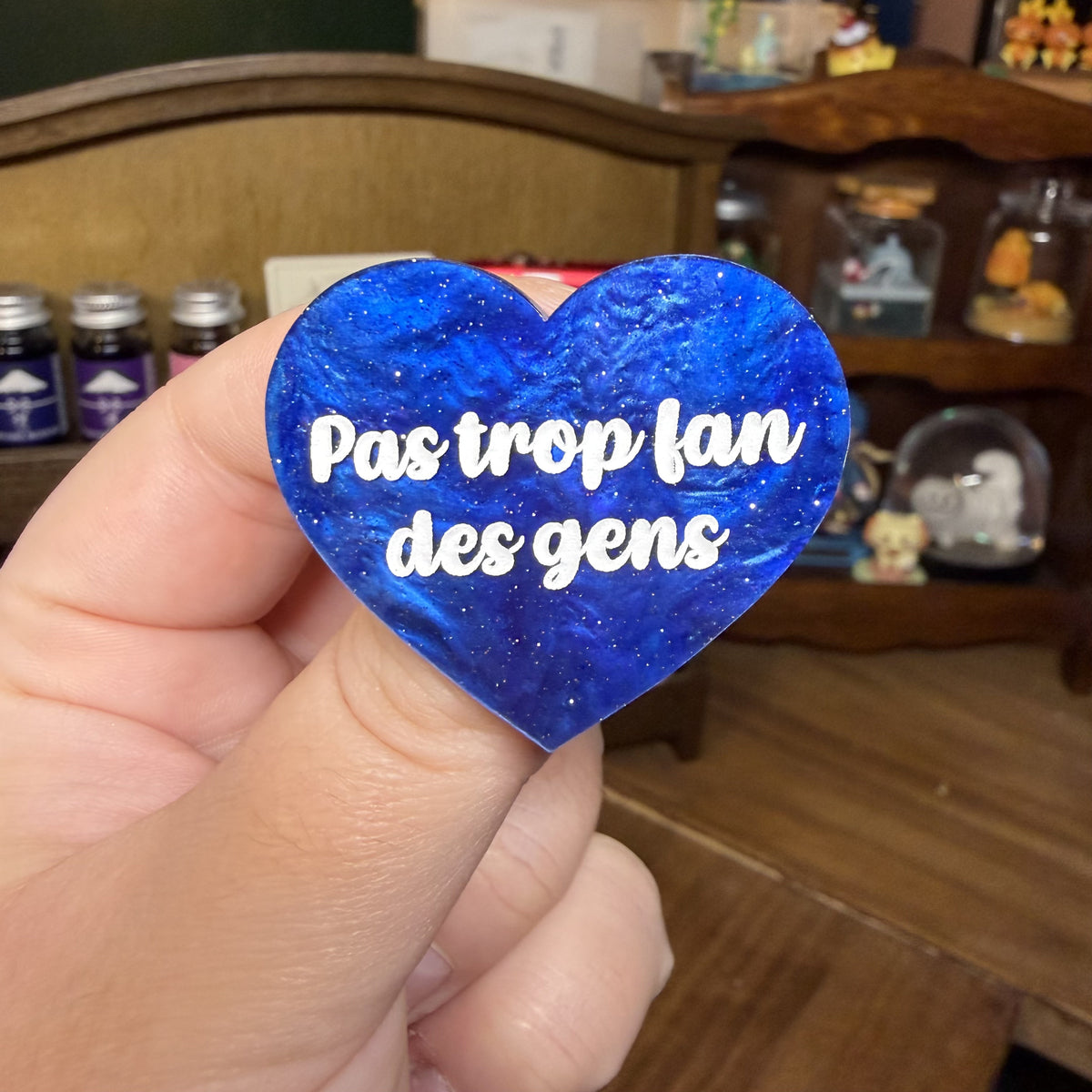 Broche "Pas trop fan des gens" en acrylique marbrée bleue à paillettes