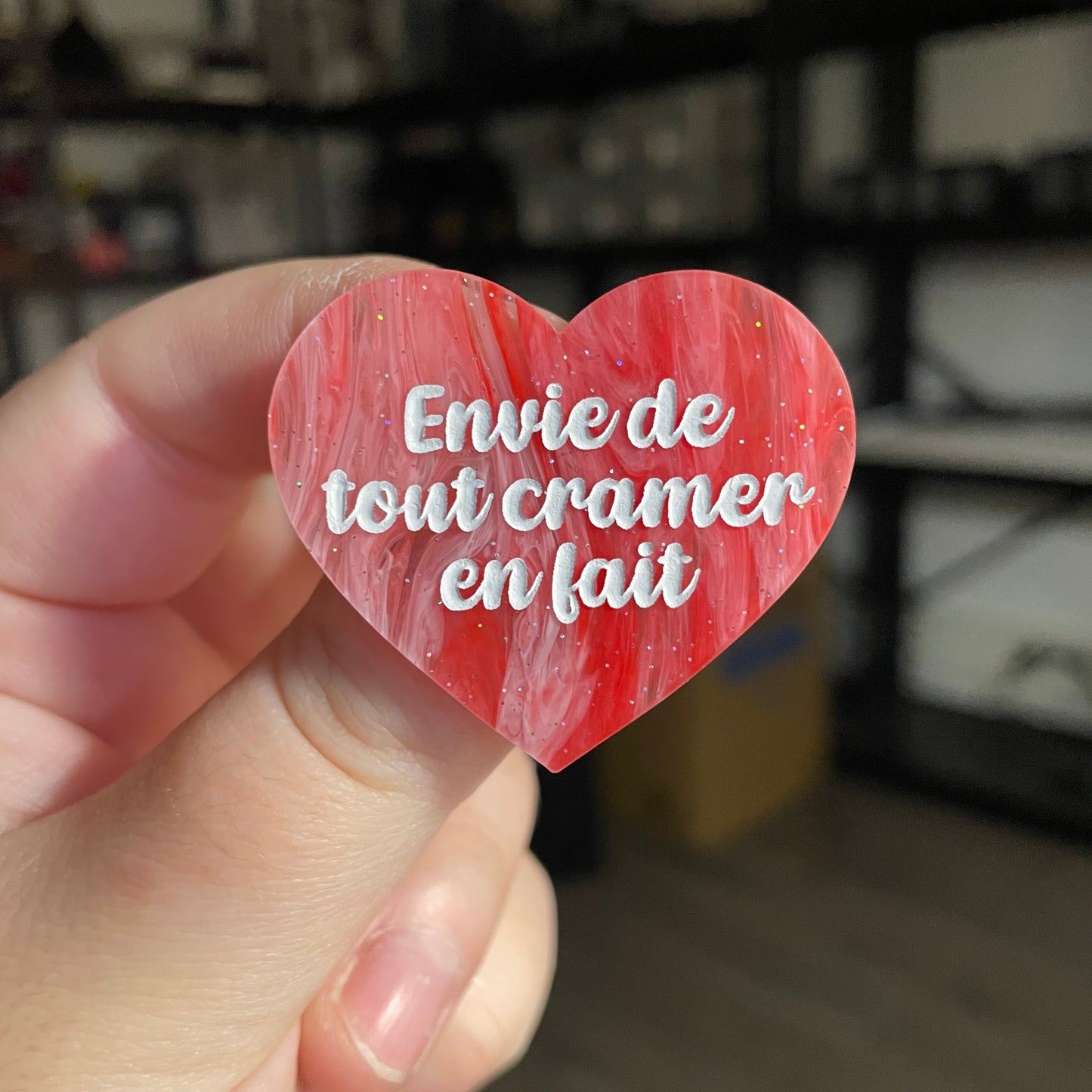 Broche "Envie de tout cramer en fait" en acrylique semi transparente marbrée rouge et rose