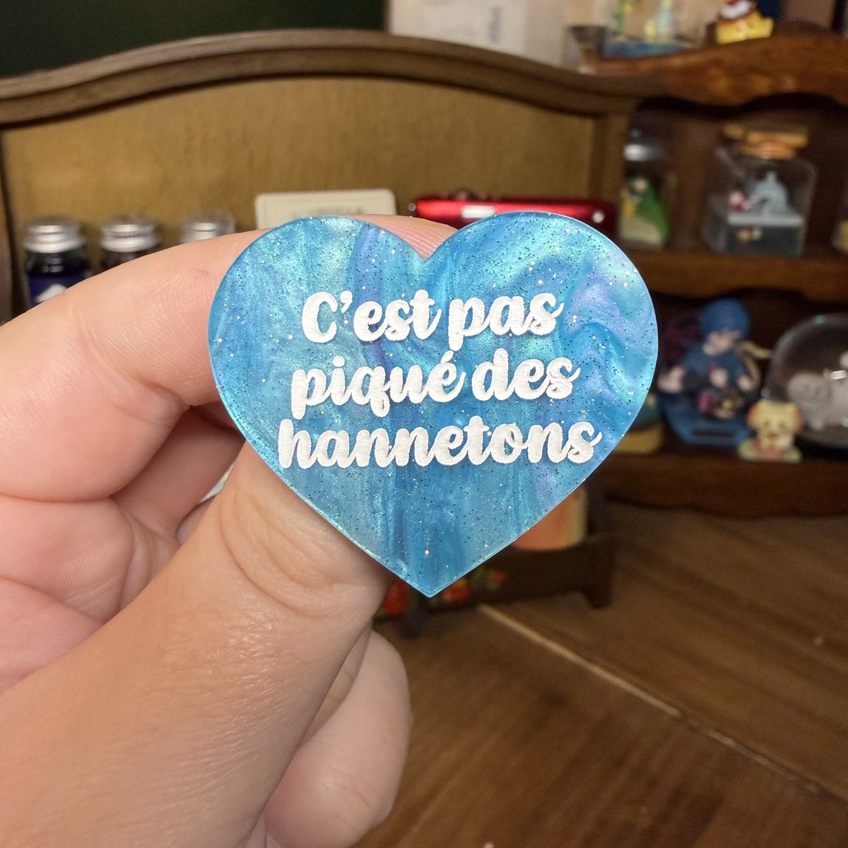 Broche "C'est pas piqué des hannetons" en acrylique marbrée bleue à paillettes