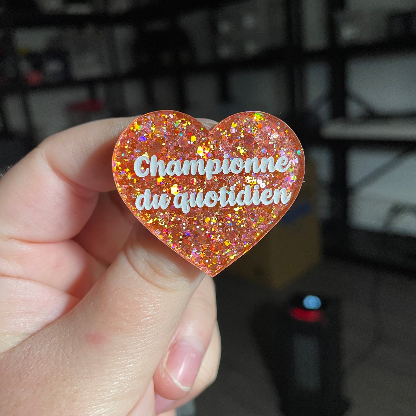 Broche "Championne du quotidien" en acrylique semi transparente à paillettes corail