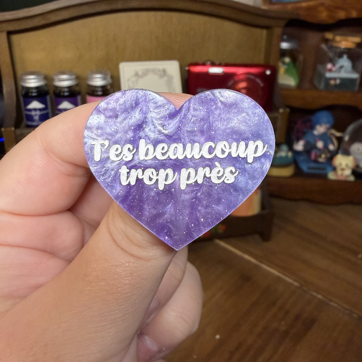 Broche "T'es beaucoup trop près" en acrylique marbrée violette, rose et blanche à paillettes