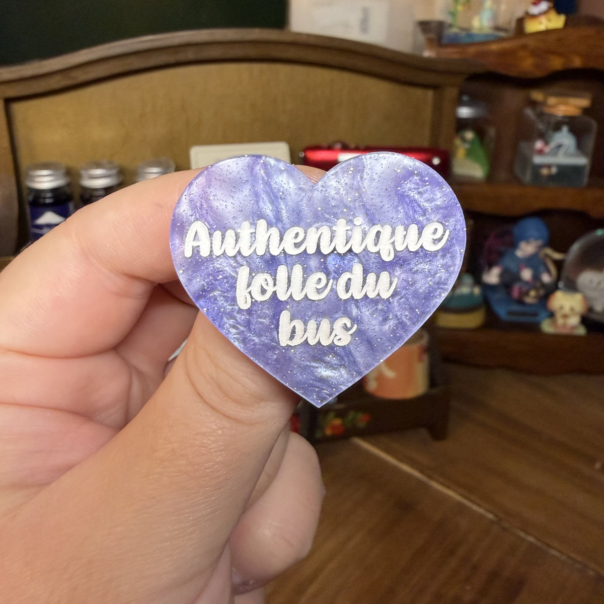 Broche "Authentique folle du bus" en acrylique marbrée violette, rose et blanche à paillettes