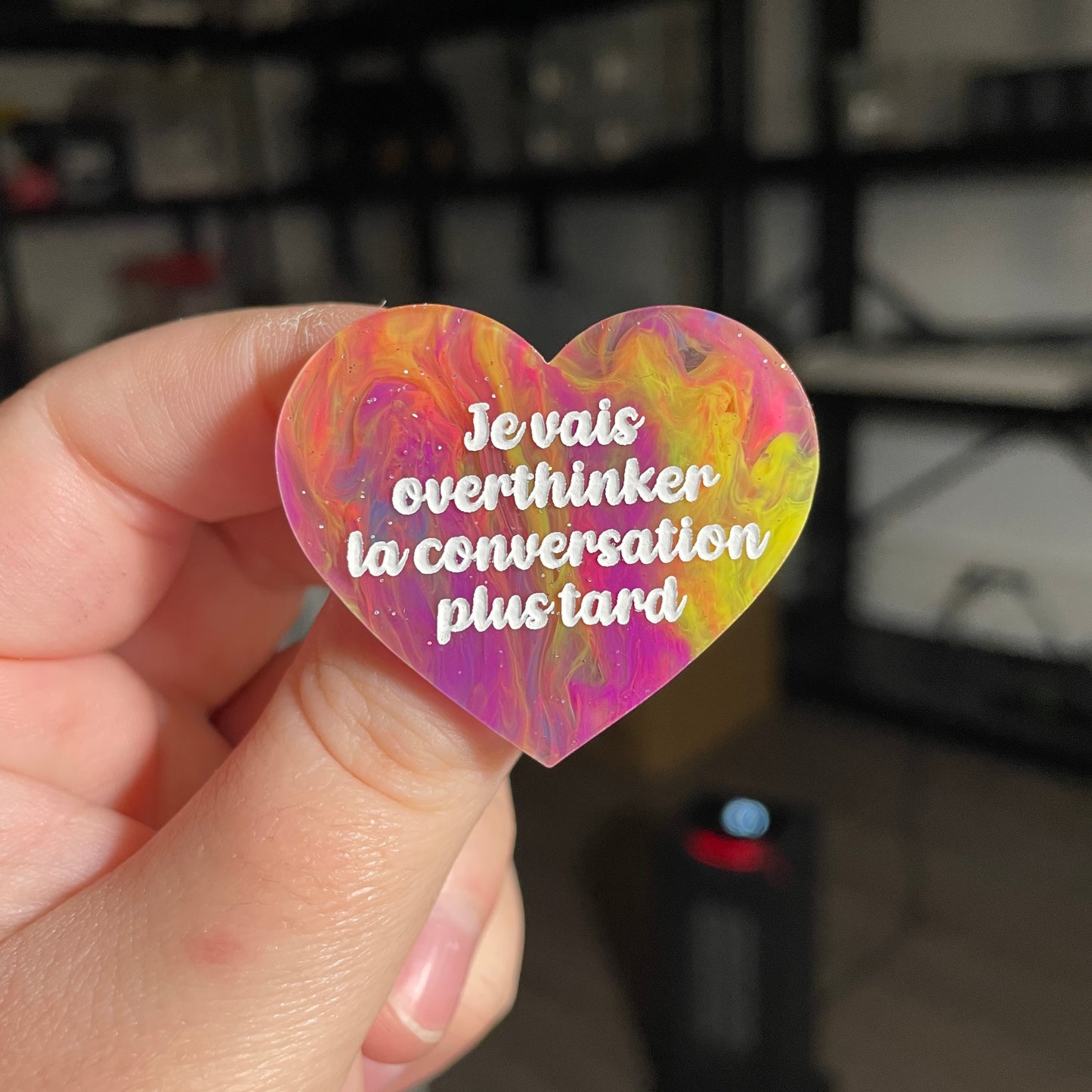 Broche "Je vais overthinker la conversation plus tard" en acrylique semi transparente marbrée multicolore