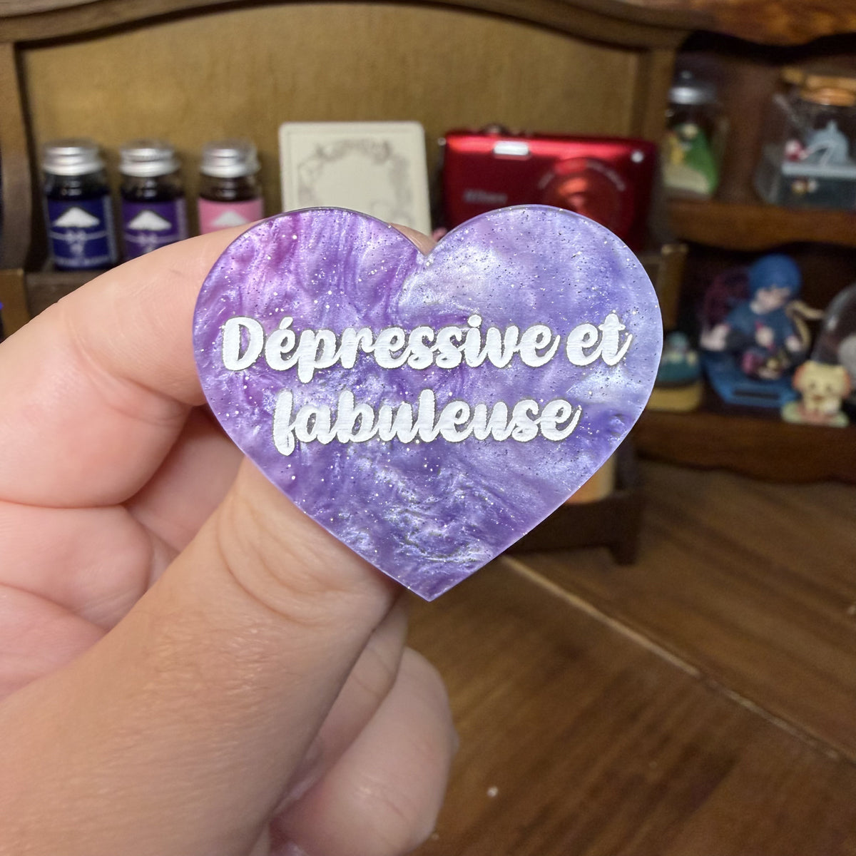Broche "Dépressive et fabuleuse" en acrylique marbrée violette, rose et blanche à paillettes