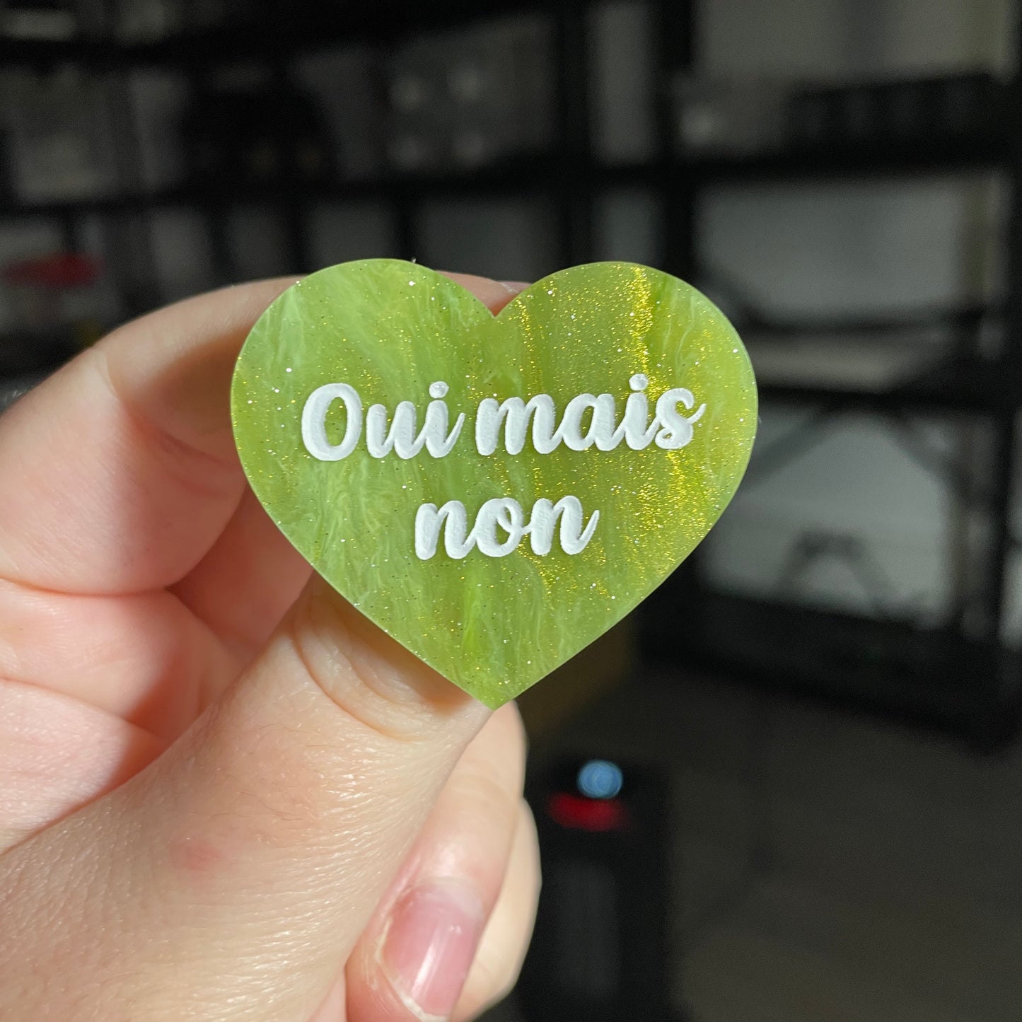Broche "Oui mais non" en acrylique marbrée verte et dorée