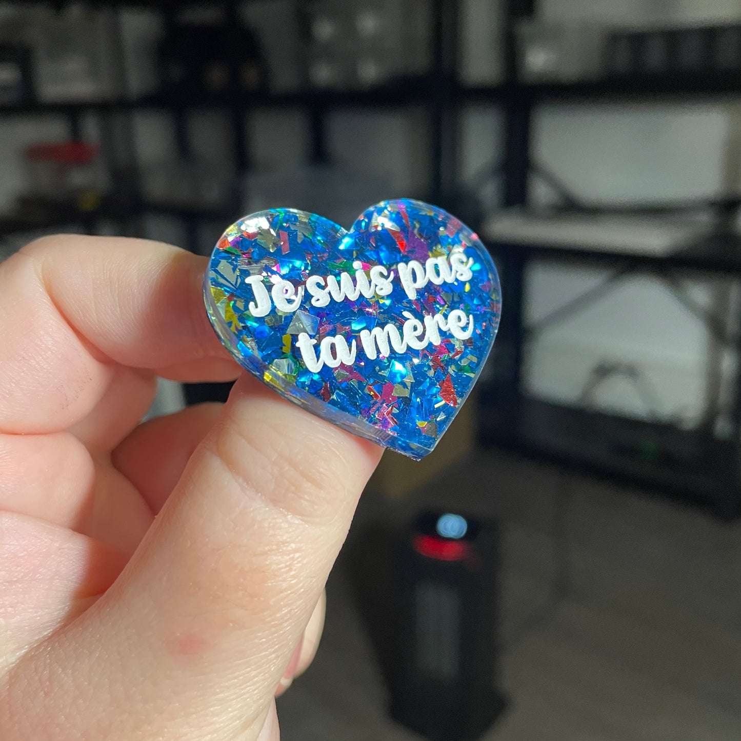 Broche "Je suis pas ta mère" en acrylique transparente avec des confettis bleus et multicolores