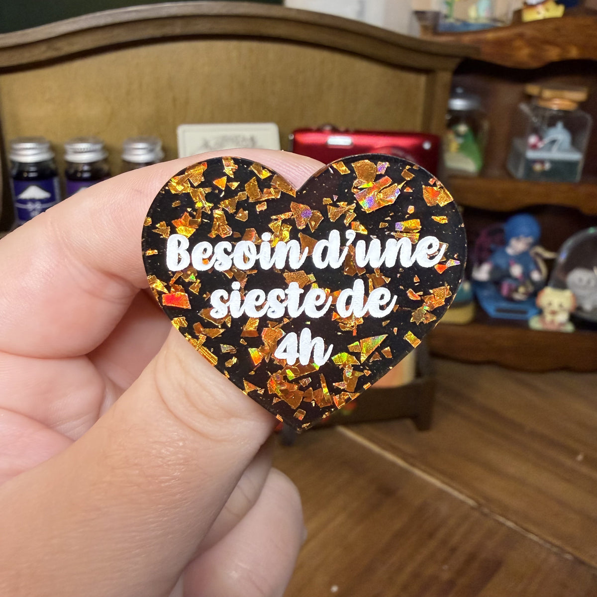 Broche "Besoin d'une sieste de 4h" en acrylique noire avec des éclats de confettis oranges