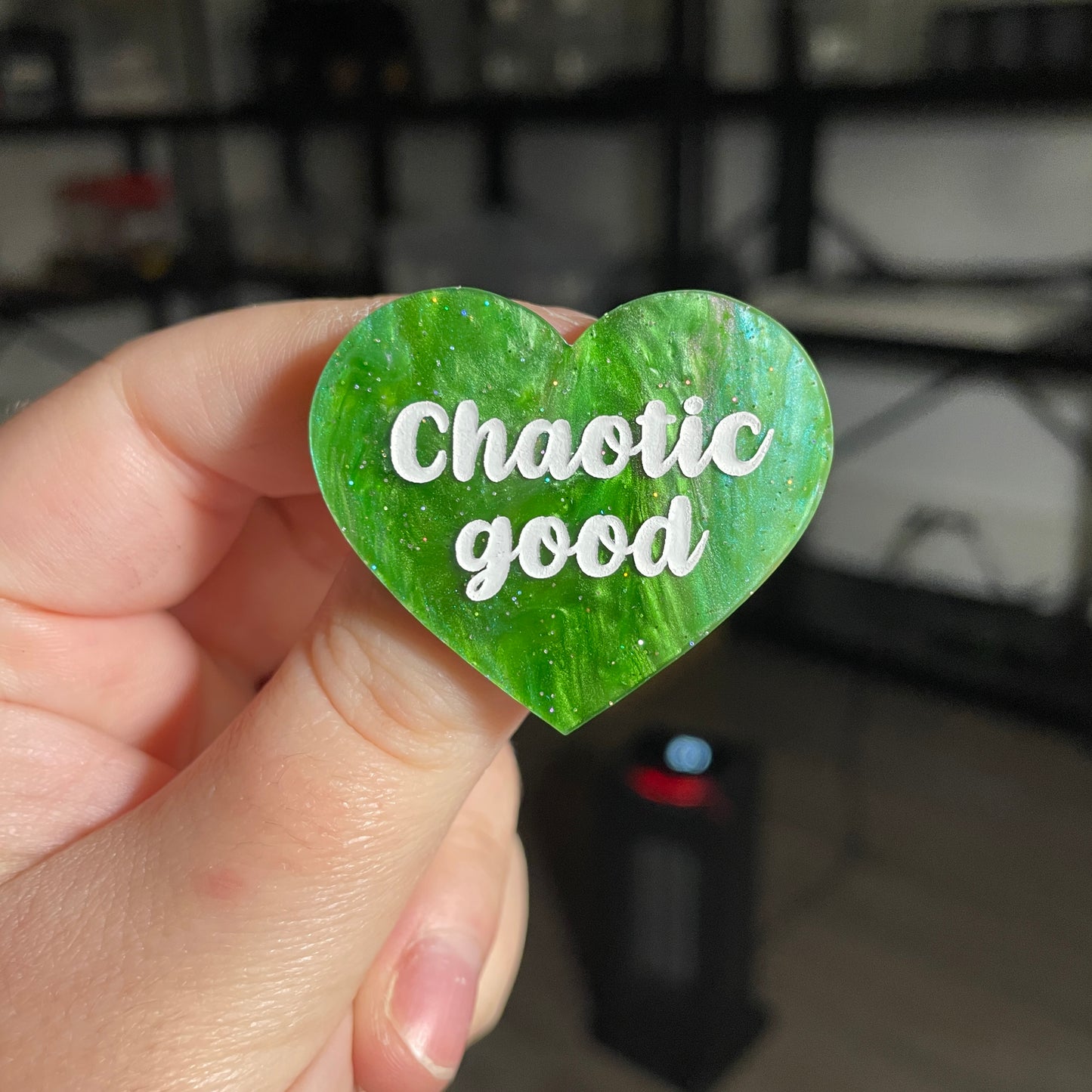 Broche "Chaotic good" en acrylique marbrée verte à paillettes
