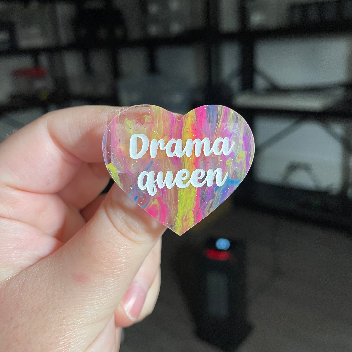 Broche "Drama queen" en acrylique semi transparente marbrée multicolore