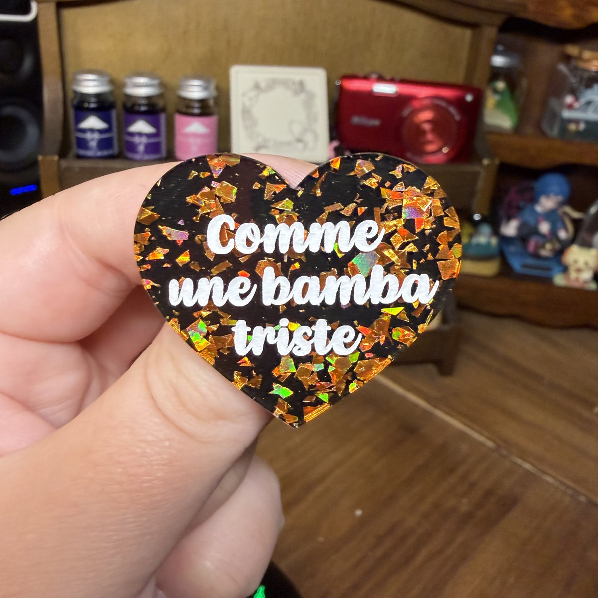 Broche "Comme une bamba triste" en acrylique noire avec des éclats de confettis oranges
