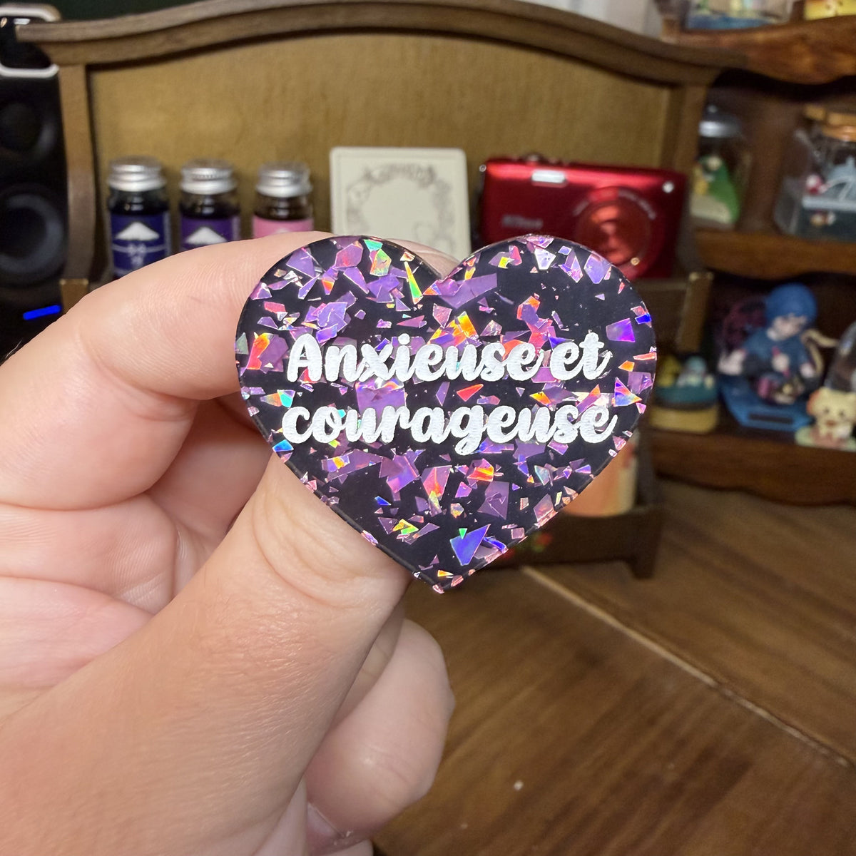 Broche "Anxieuse et courageuse" en acrylique noire avec des éclats de confettis roses