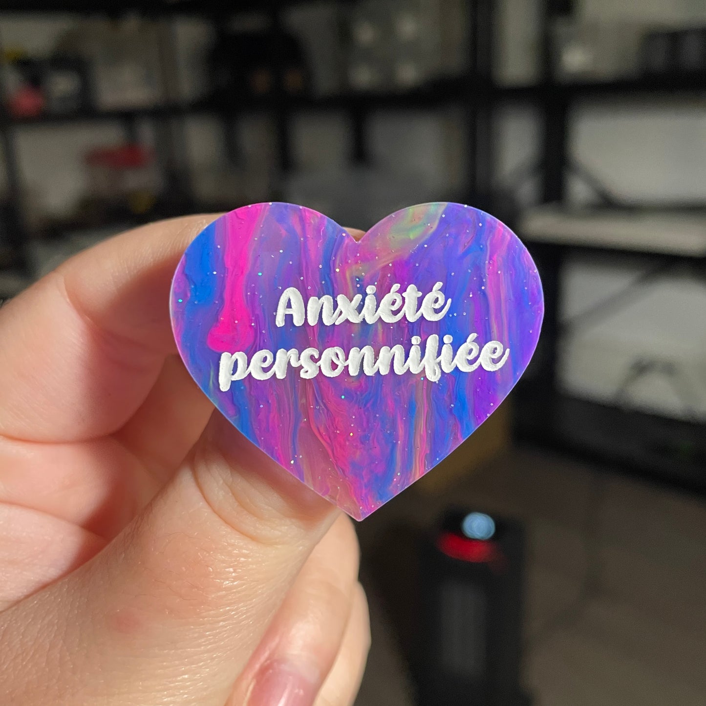 Broche "Anxiété personnifiée" en acrylique semi transparente marbrée multicolore