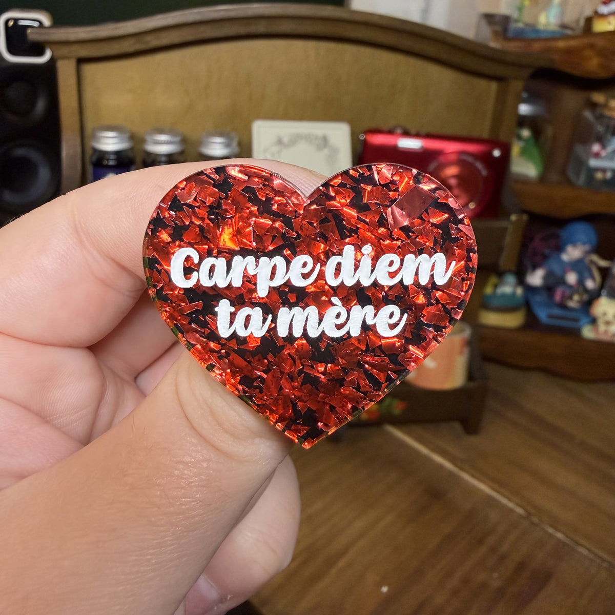 Broche "Carpe diem ta mère" en acrylique noire avec des éclats de confettis rouges
