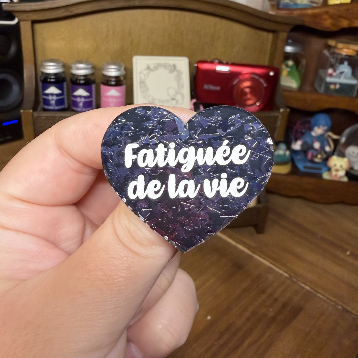 Broche "Fatiguée de la vie" en acrylique noire avec des éclats de confettis gris