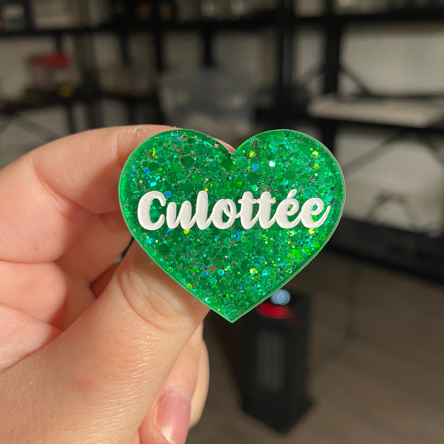 Broche "Culottée" en acrylique à paillettes vertes