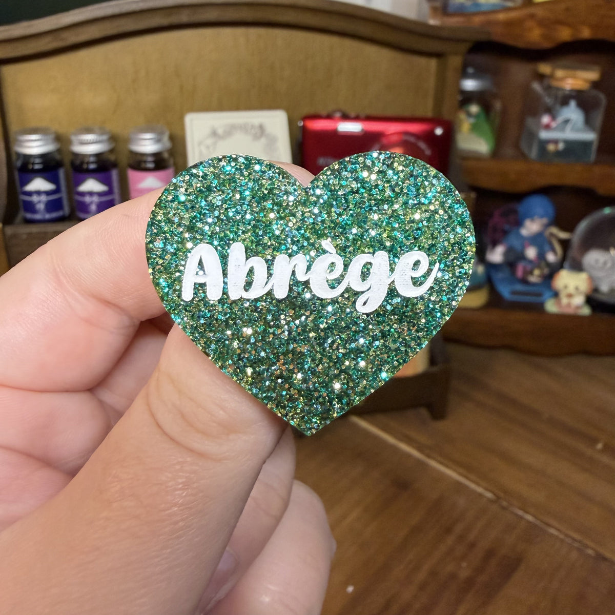 Broche "Abrège" en acrylique à paillettes vertes