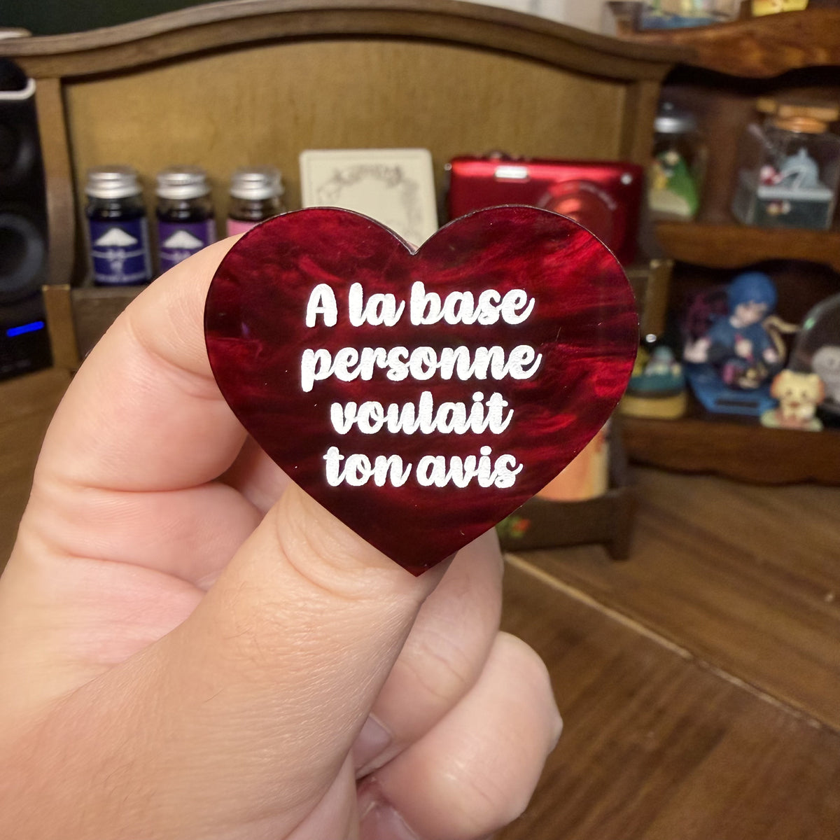 Broche "A la base personne voulait ton avis" en acrylique marbrée bordeaux