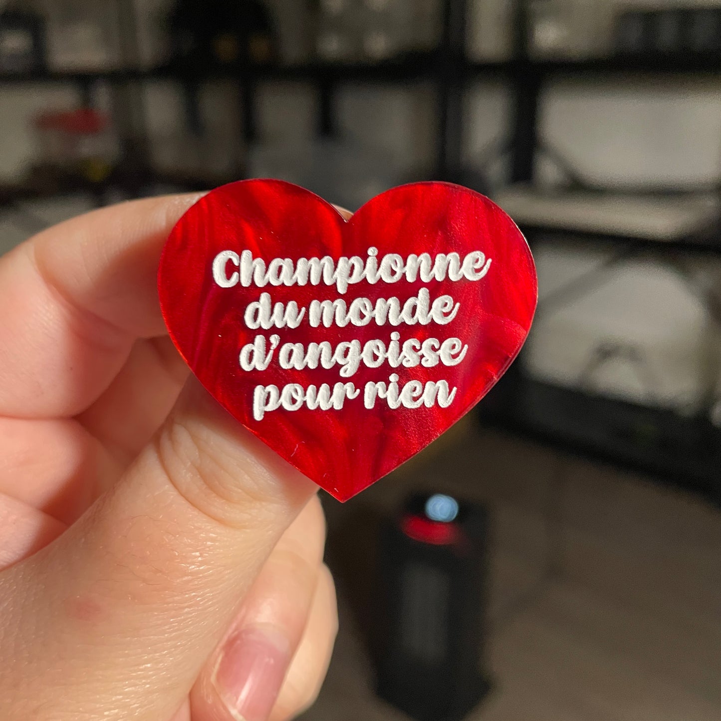 Broche "Championne du monde d'angoisse pour rien" en acrylique marbrée rouge